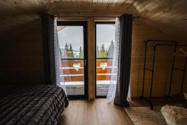 Dormitor cu uși spre balcon